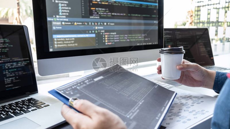Python是一种简洁、易学的编程语言，具有以下特点：